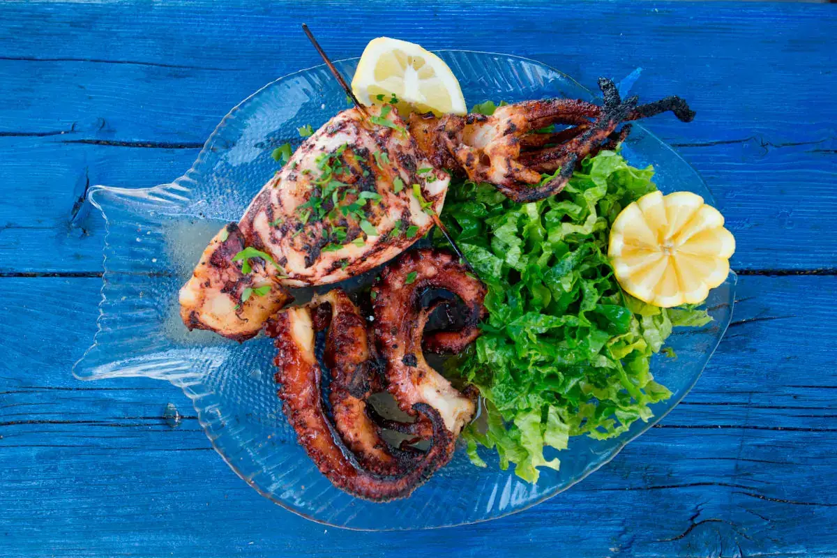 Sua maest&agrave; il polpo, essiccato e poi fatto alla griglia Mare turchese, miele, polpi e Dolmadaki, ecco la Grecia del nord che non ti aspetti