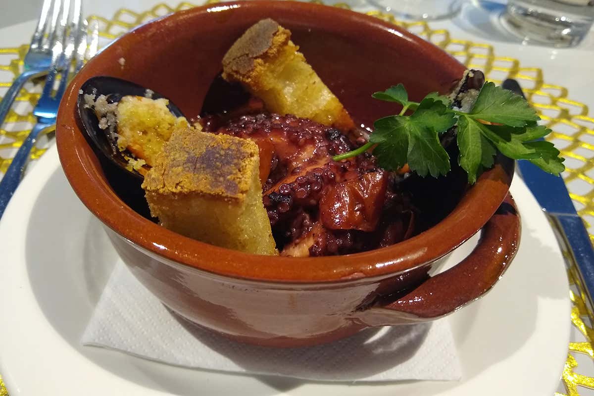 Trionfo del polpo mediterraneo in saporito abbraccio con pomodoro del Vesuvio NH Napoli Panorama, l’hotel grattacielo nel cuore della città