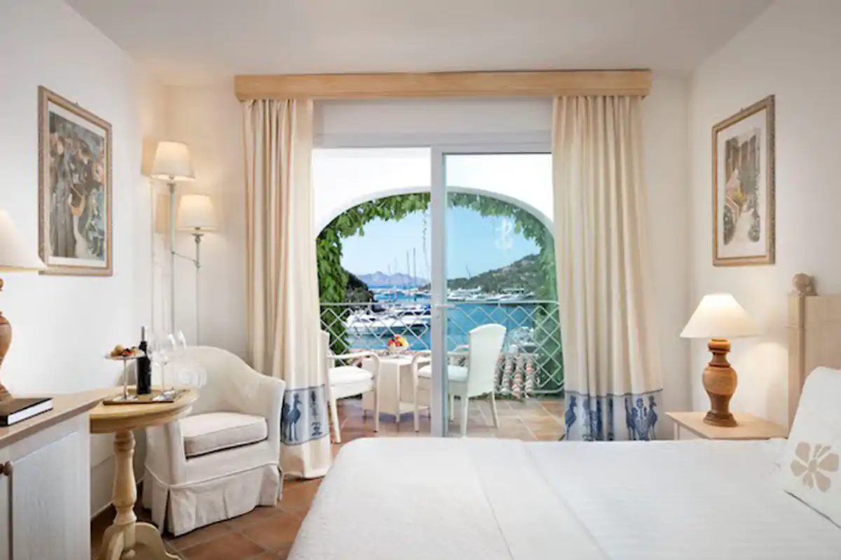 Una delle camere del Grand Hotel Poltu Quatu Il Grand Hotel Poltu Quatu riapre: 20 camere rinnovate e pi&ugrave; padel