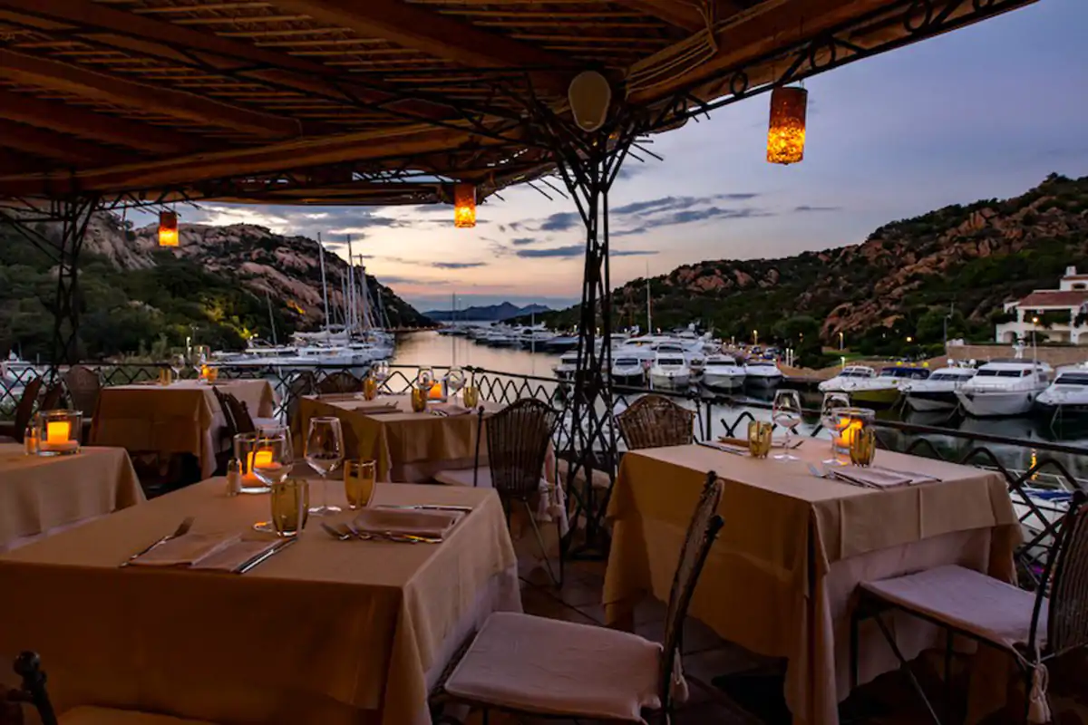 La visuale sul fiordo che si gode dal Terrace du Port Champagnerie, Cave &amp; Wine Il Grand Hotel Poltu Quatu riapre: 20 camere rinnovate e pi&ugrave; padel