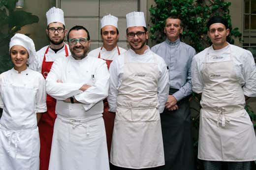 Giancarlo Morelli (terzo da sinistra) con il suo staff Giancarlo Morelli (terzo da sinistra) con il suo staff