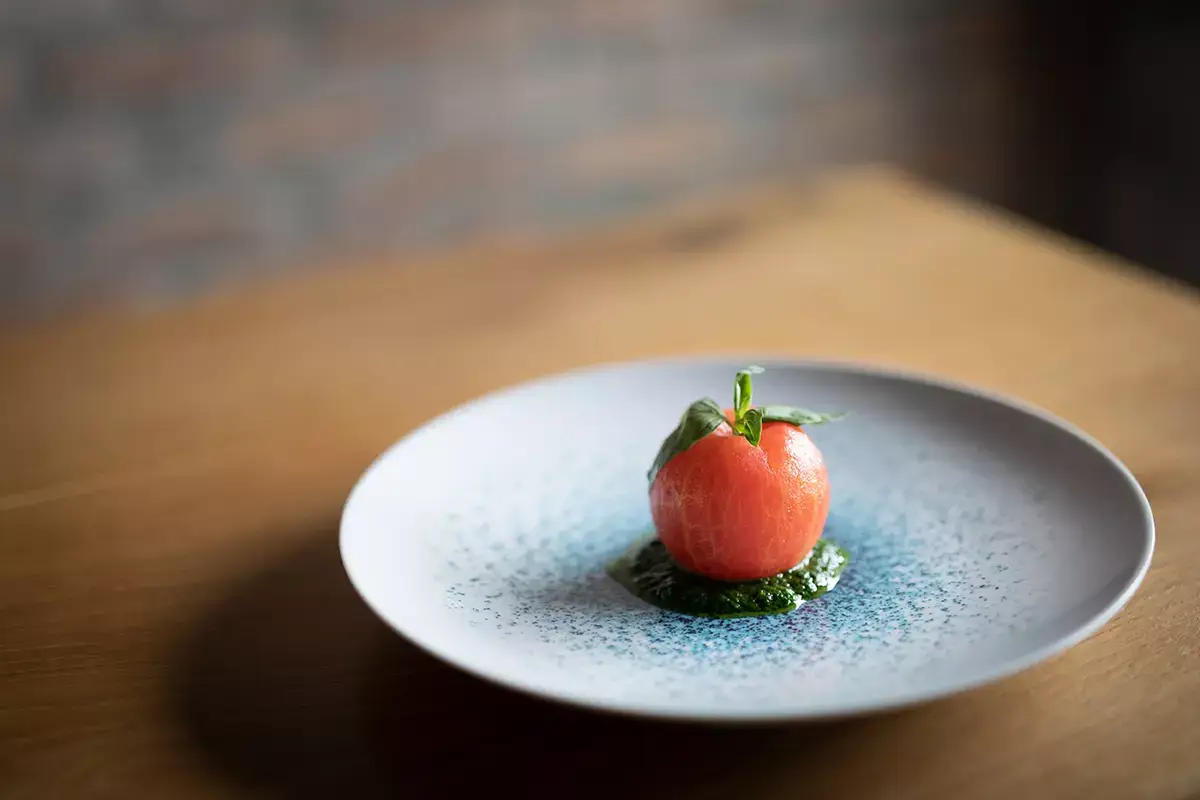 Pomodoro con cuore di burrata e salsa al basilico Hostaria Castello, a Venezia come sull’Orient Express