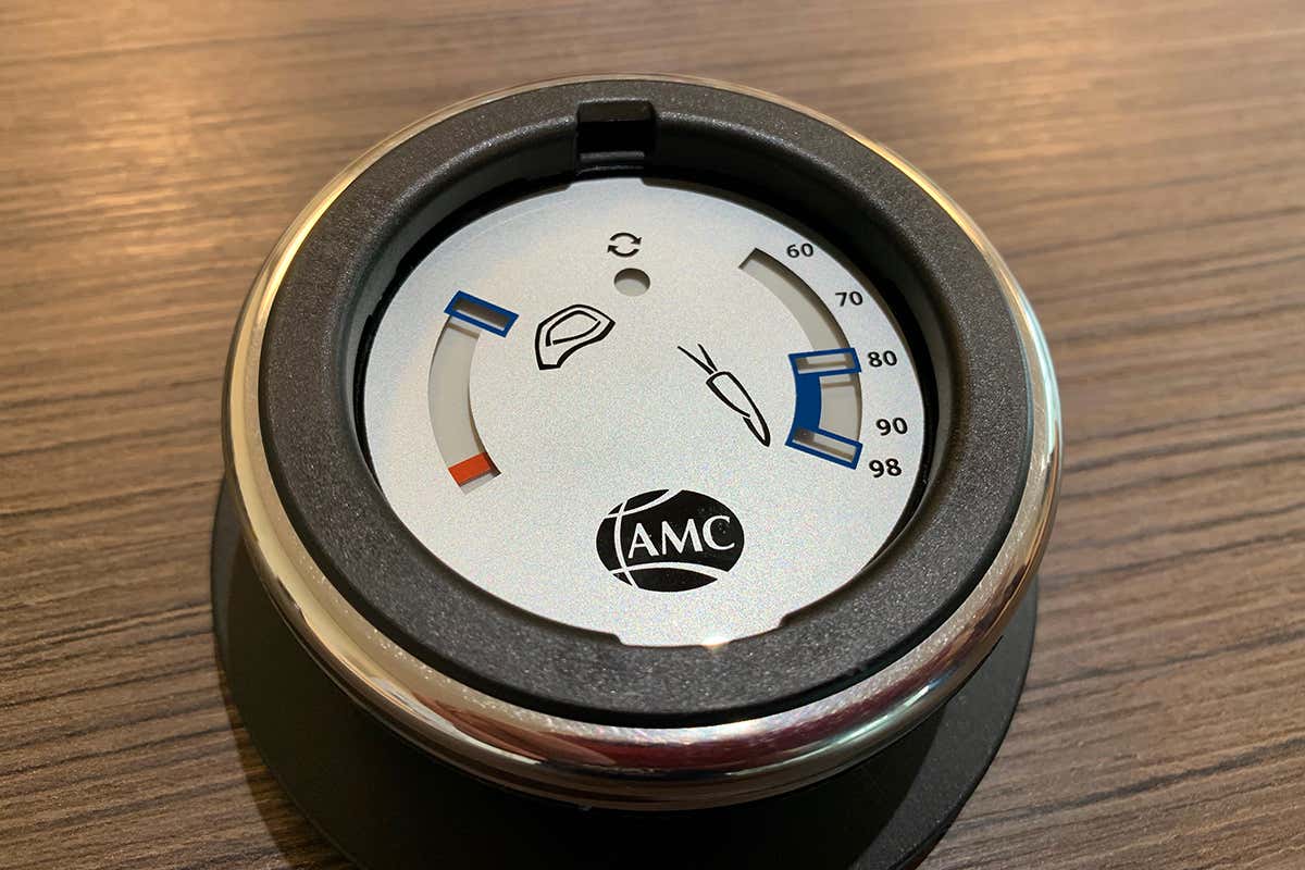 Il pomolo Visiotherm che si innesta sul coperchio Pentole in acciaio inox e sistemi di cottura Amc per risparmiare tempo ed energia