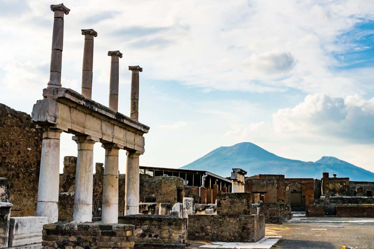 Il Parco Archeologico di Pompei con il Vesuvio sullo sfondo Scudetto Maradona e