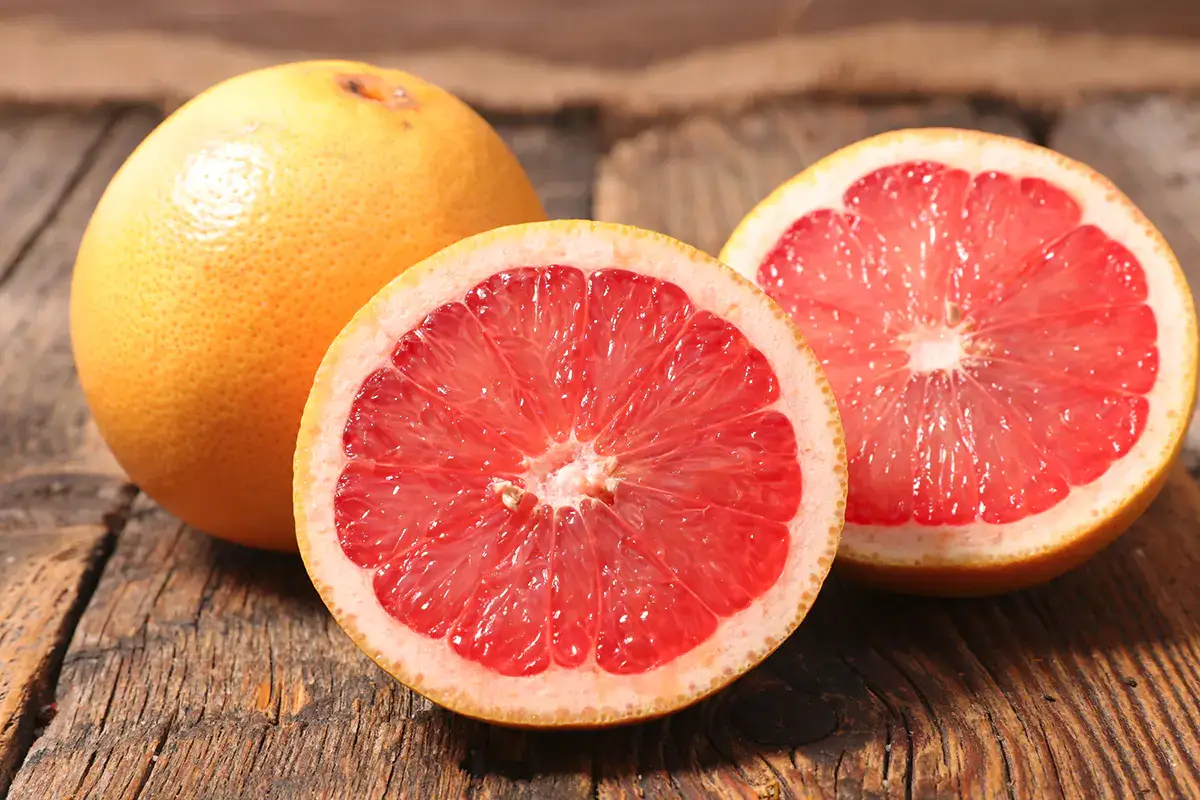 Cibi anti-zanzare: la dieta estiva che aiuta a proteggersi naturalmente