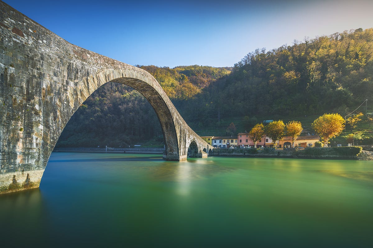 Il Ponte della Maddalena Halloween in stile italiano: ecco i luoghi da brividi lungo la Penisola