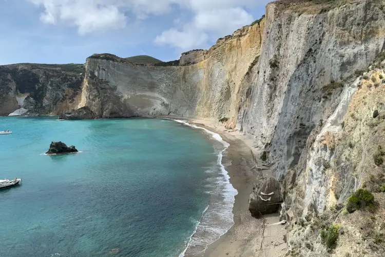 Chiaia di Luna&nbsp; Ponza, bella d&rsquo;estate, magica fuori stagione