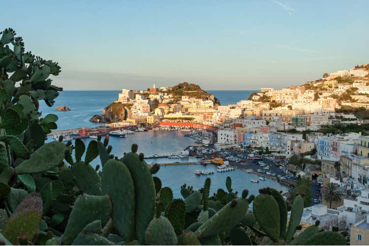 Ponza, bella d’estate, magica fuori stagione