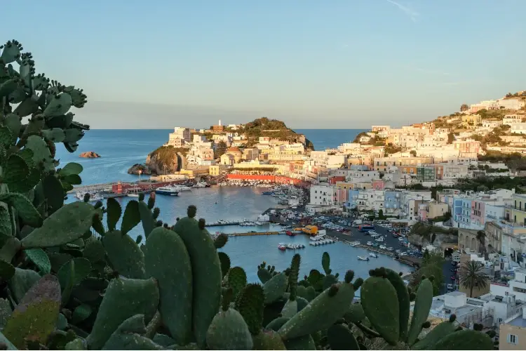 Ponza, bella d&rsquo;estate, magica fuori stagione