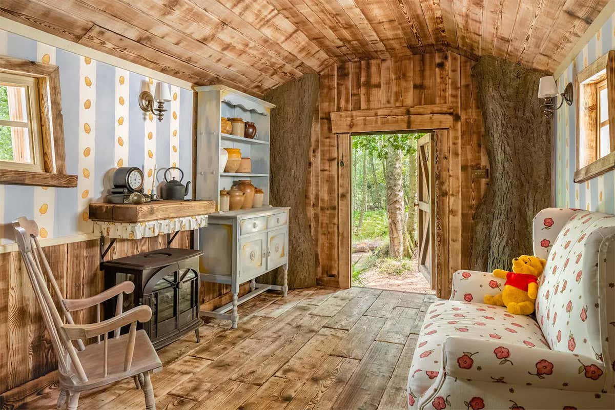 La casa ispirata a Winnie the Pooh. Fonte: Airbnb Dormire nel Bosco dei Cento Acri? C’è la casa di Winnie the Pooh La casa ispirata a Winnie the Pooh. Fonte: Airbnb Dormire nel Bosco dei Cento Acri? C’è la casa di Winnie the Pooh