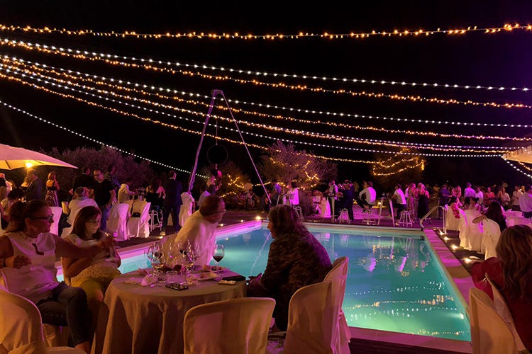 La serata è iniziata con una cena-showcooking a bordo piscina (Il pop-up Château di Masciarelli spegne le sue prime 10 candeline)