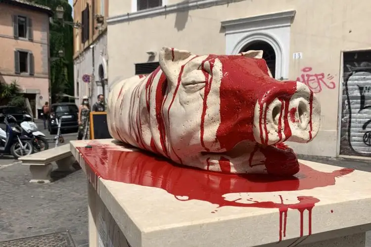 La statua della porchetta vandalizzata: verr&agrave; restaurata Statua della porchetta a Roma, dopo lo scandalo il vandalismo