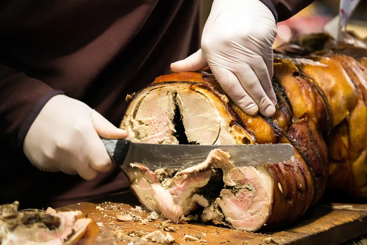 La celebre porchetta &ldquo;Panza mia fatte capanna&rdquo;: alla scoperta dell&rsquo;enogastronomia laziale