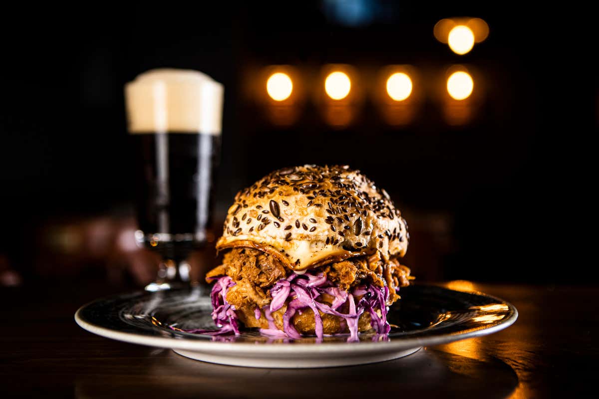 Uno dei panini di Porco Rosso (foto Emanuela Rizzo) I nove anni di Porco Rosso, il pub per tutti a due passi da Roma