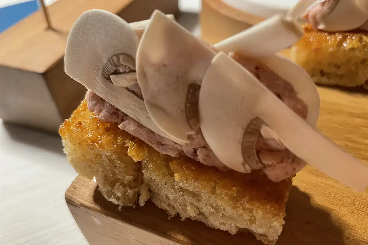 Porpizza, focaccia con salsiccia non insaccata e miele di castagno, champignon Somu, a Baja Sardinia aperti in inverno: il coraggio vale la stella