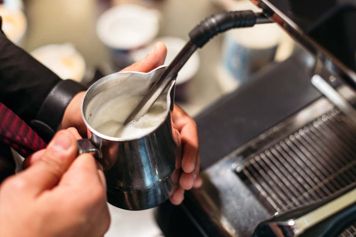 Corsi di caffetteria e latte art: perfeziona le tue tecniche da barista Corsi di caffetteria e latte art: perfeziona le tue tecniche da barista