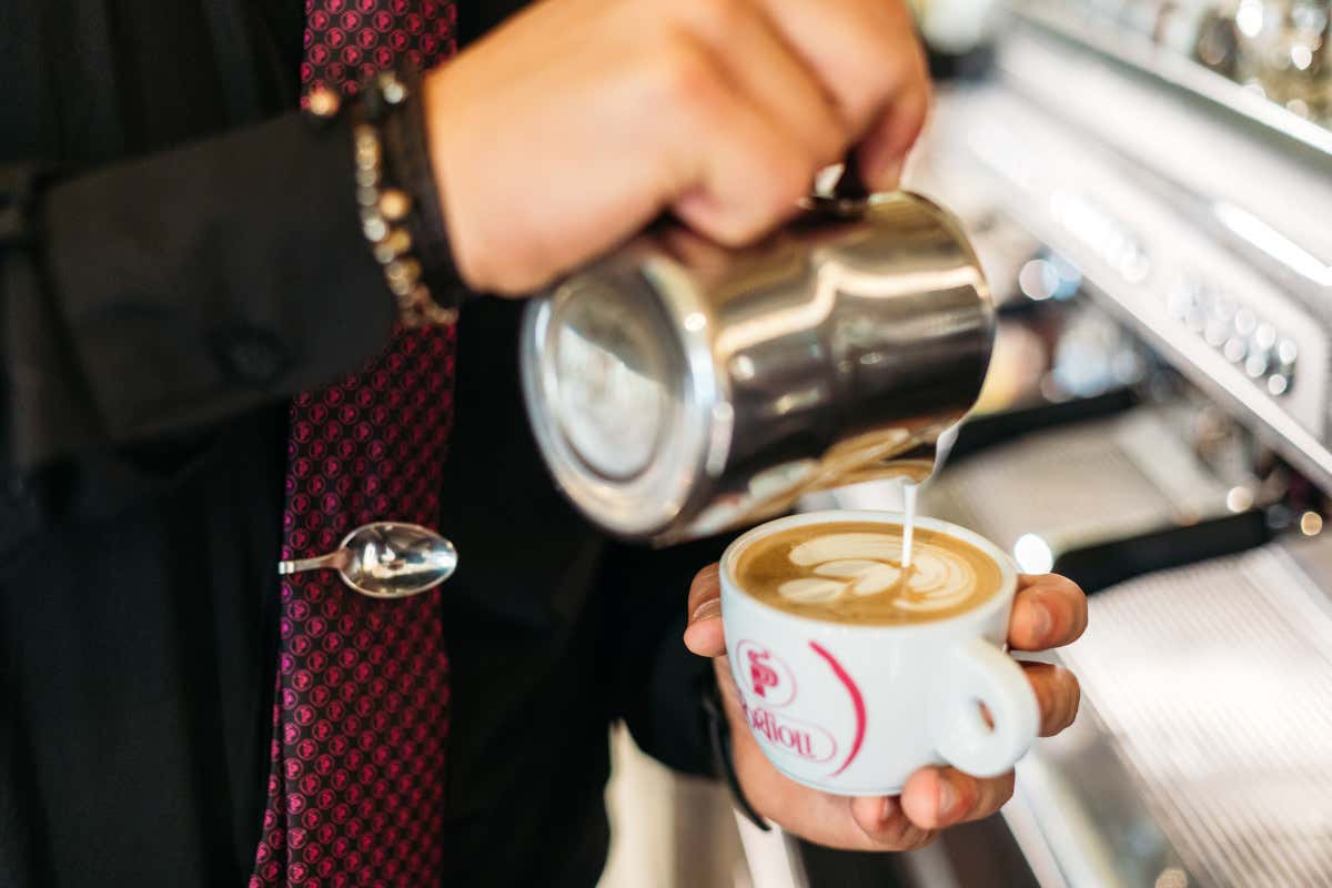 Corsi di caffetteria e latte art: perfeziona le tue tecniche da barista Corsi di caffetteria e latte art: perfeziona le tue tecniche da barista