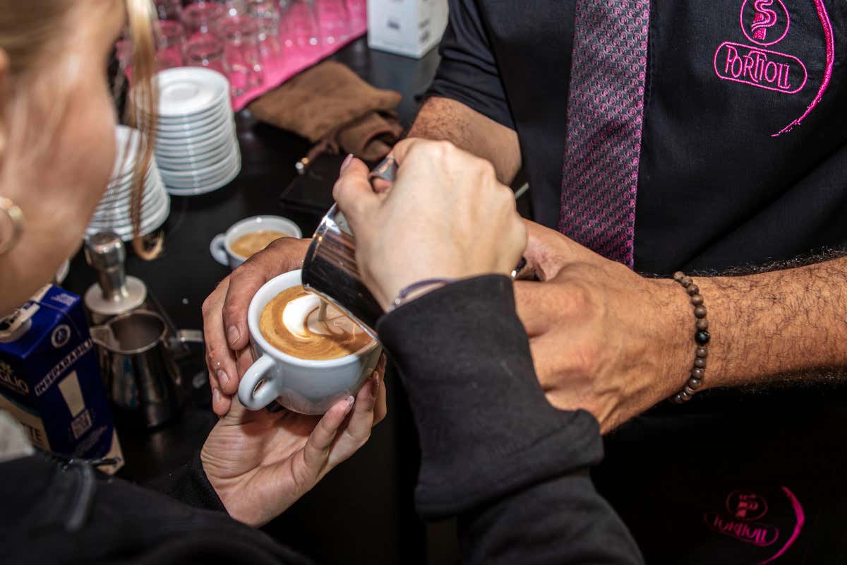 Corso latte art per baristi: creatività e precisione in ogni tazza Corso latte art per baristi: creatività e precisione in ogni tazza