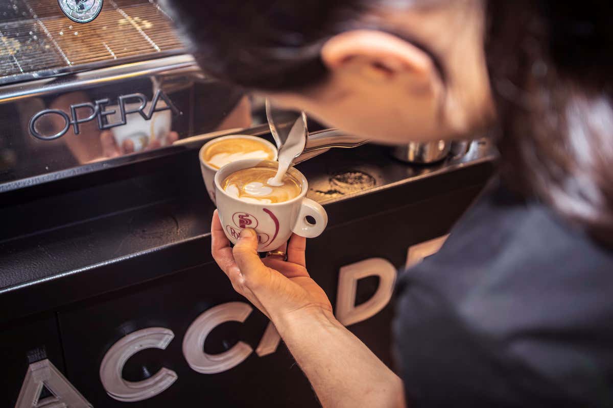 Corso latte art per baristi: creatività e precisione in ogni tazza Corso latte art per baristi: creatività e precisione in ogni tazza