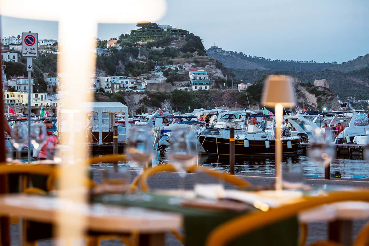 Vista del porto di baia dal crudo bar Crudo Bar, più di un ristorante: una piccola “rada” sul mare