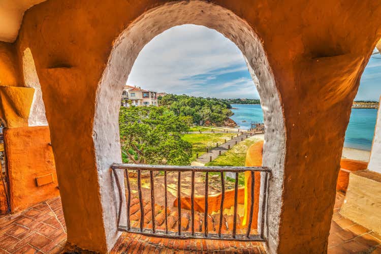 Estate 2022: pronto per le vacanze vintage? La mitica Costa Smeralda negli Anni '90