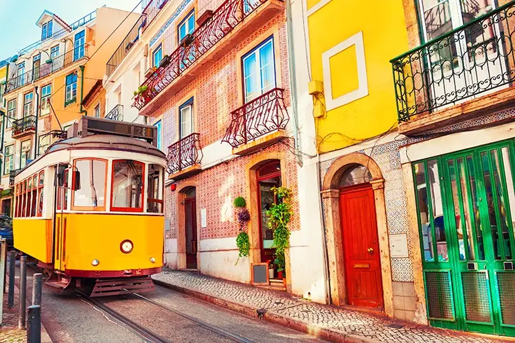 Portogallo pronto a un&rsquo;estate quasi normale Non solo GreenPass, tutte le regole per viaggiare in Europa