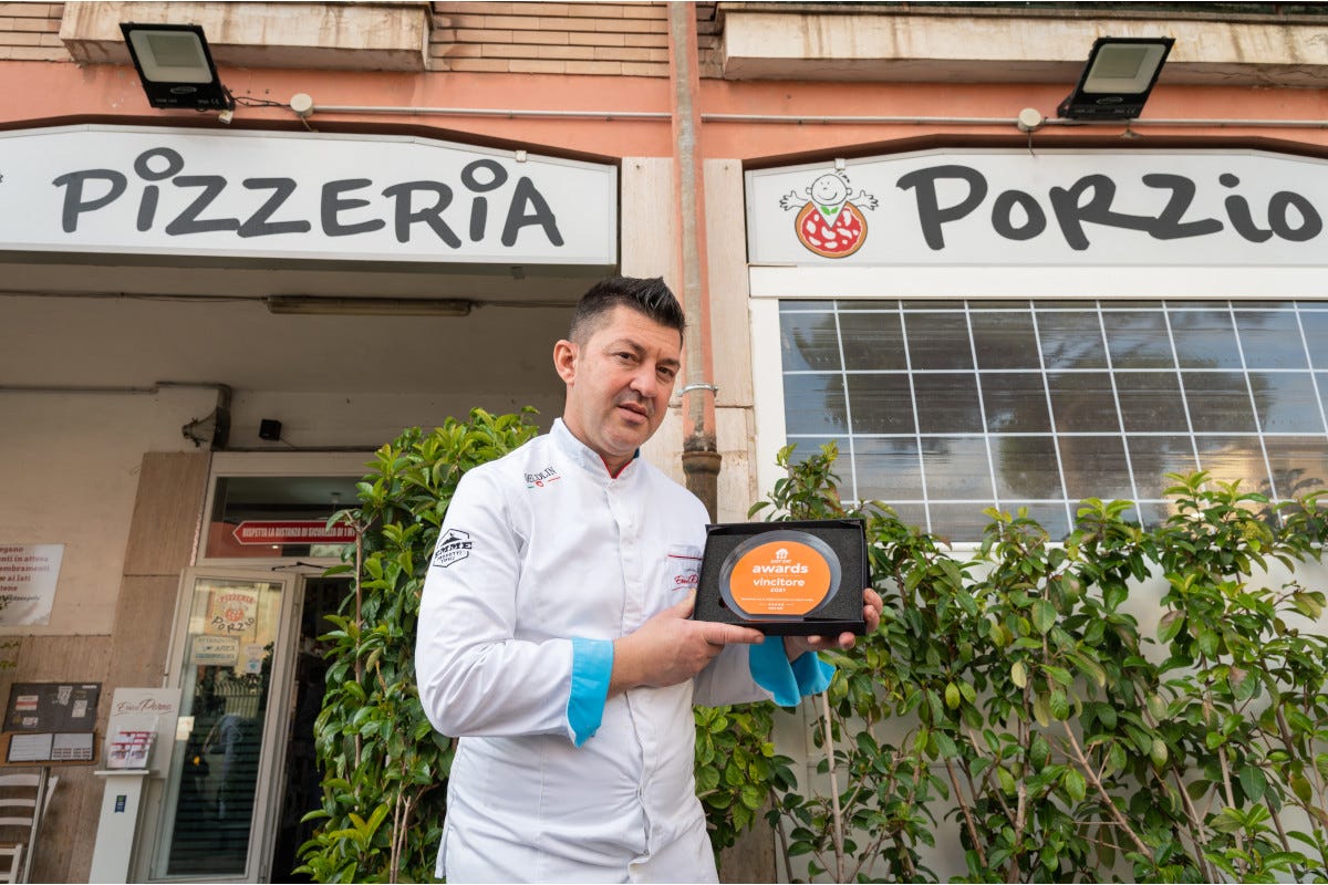 Errico Porzio davanti alla sua pizzeria  Delivery, ecco i ristoranti preferiti dagli italiani