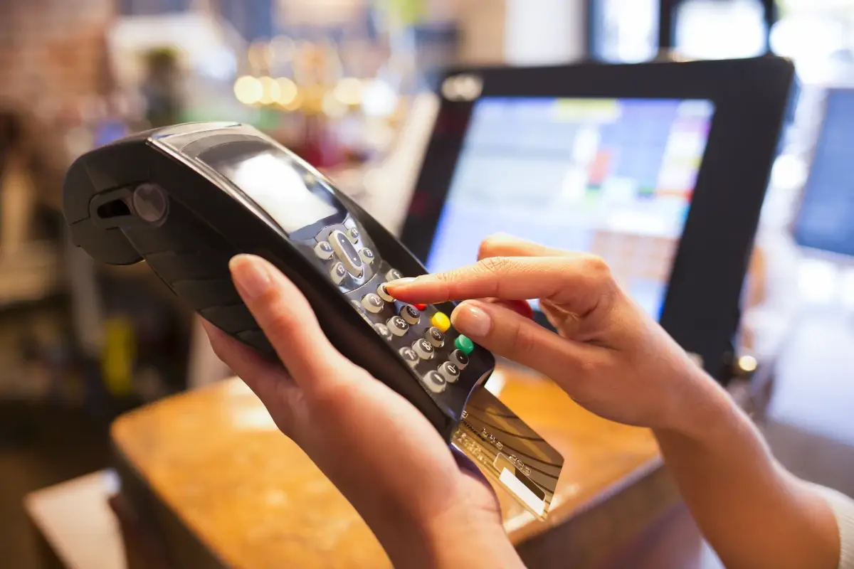 “Troppo caro?” Dietro quel piatto al ristorante ci sono stipendi, luce e dignità