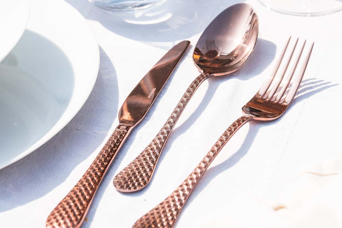 Posate, tutte le nuove tendenze di ristoranti e hotel: dai materiali ai colori