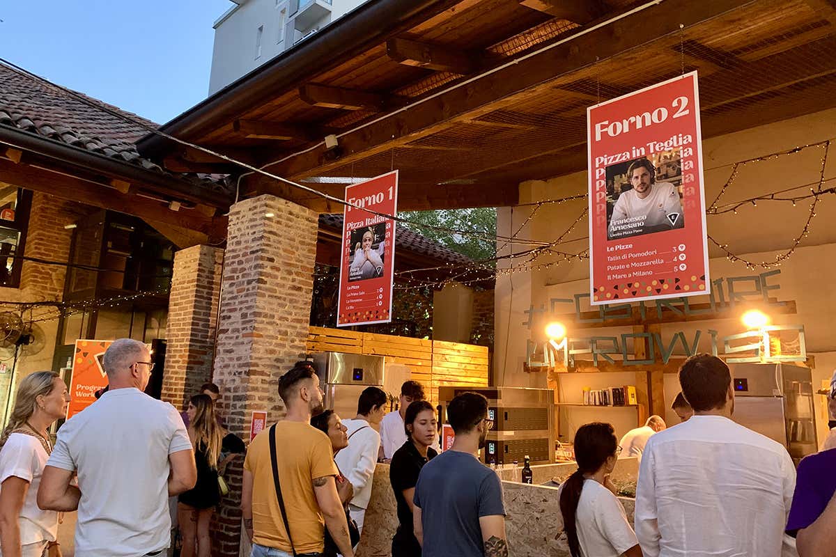 In coda di fronte alle postazioni pizza presenti a Elementi Elementi, l’evento che celebra il mondo della pizza