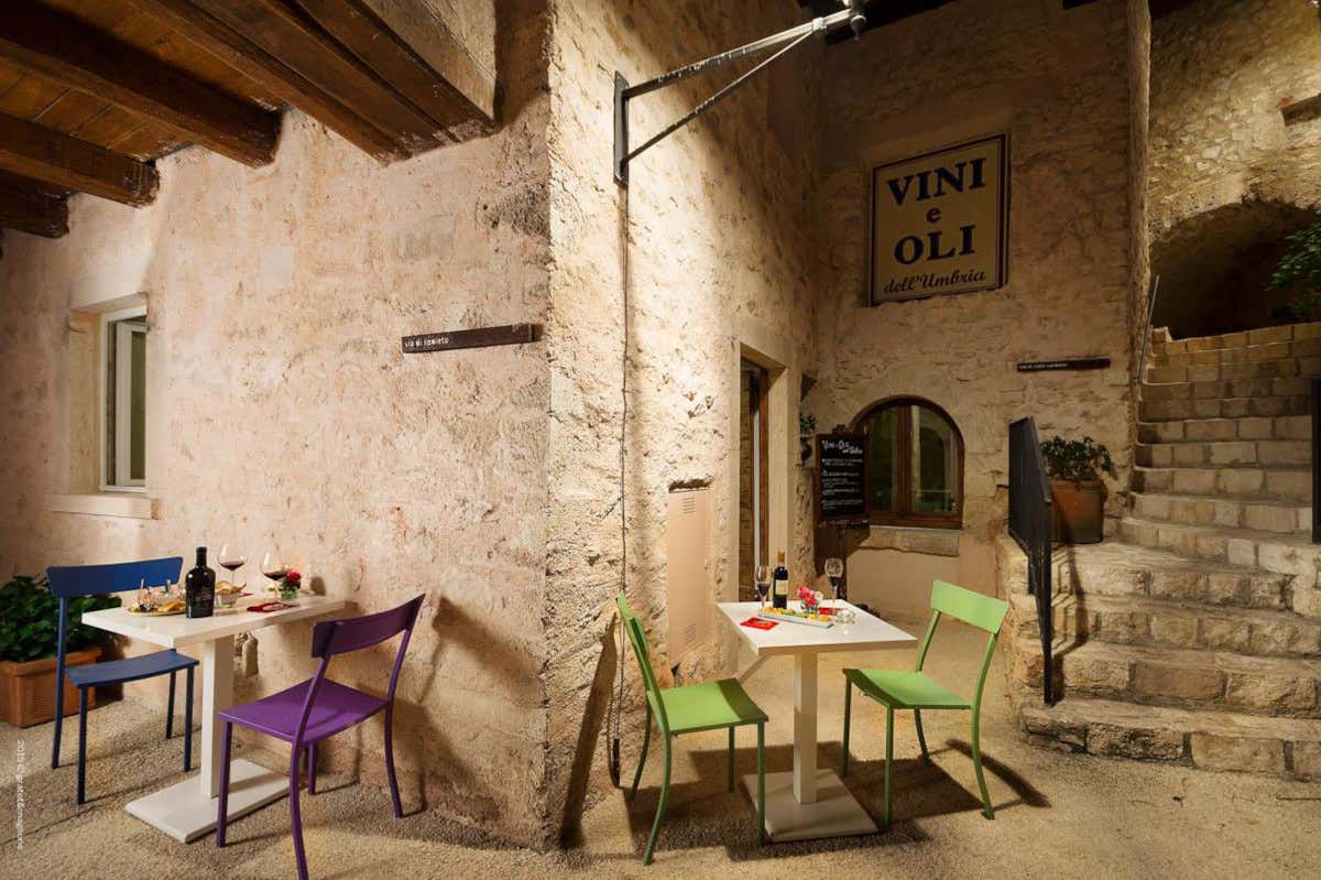 Vini e oli Castello di Postignano, fuga dalla quotidianità ma con comfort e gusto