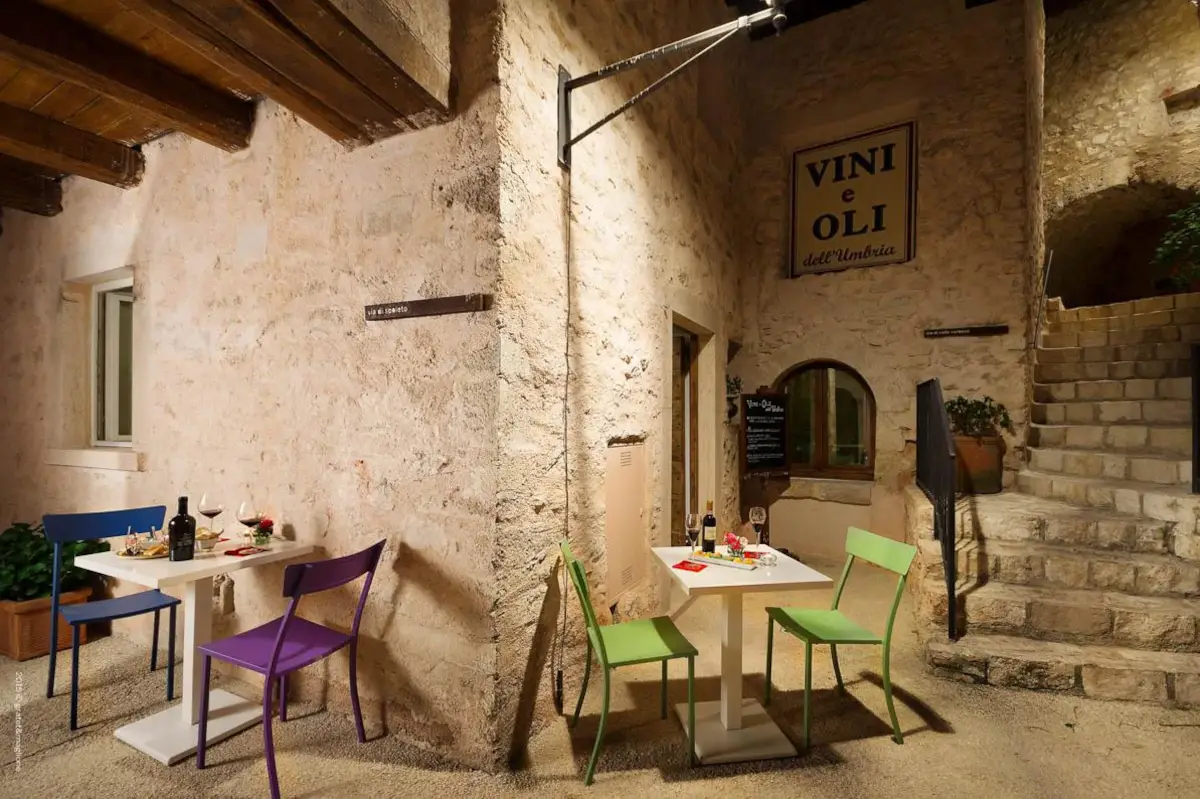 Vini e oli Castello di Postignano, fuga dalla quotidianit&agrave; ma con comfort e gusto