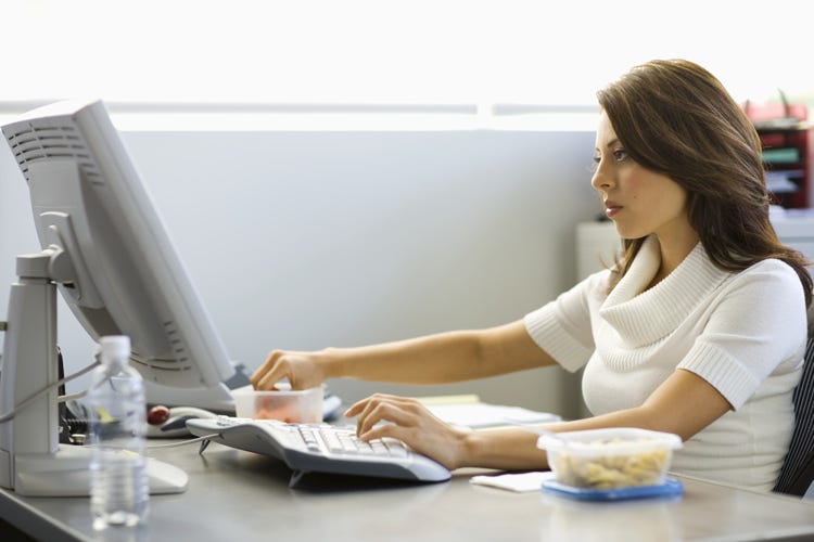 Una postura corretta davanti al computer aumenta la produttività e riduce i dolori