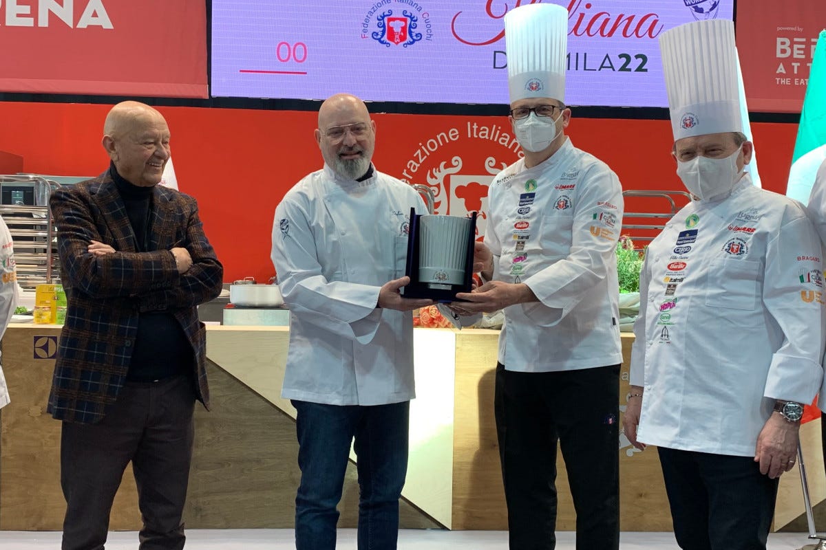 Bonaccini riceve la toque di ceramica da Pozzuolo Rocco Pozzulo: «Un cuoco certificato in ogni cucina»
