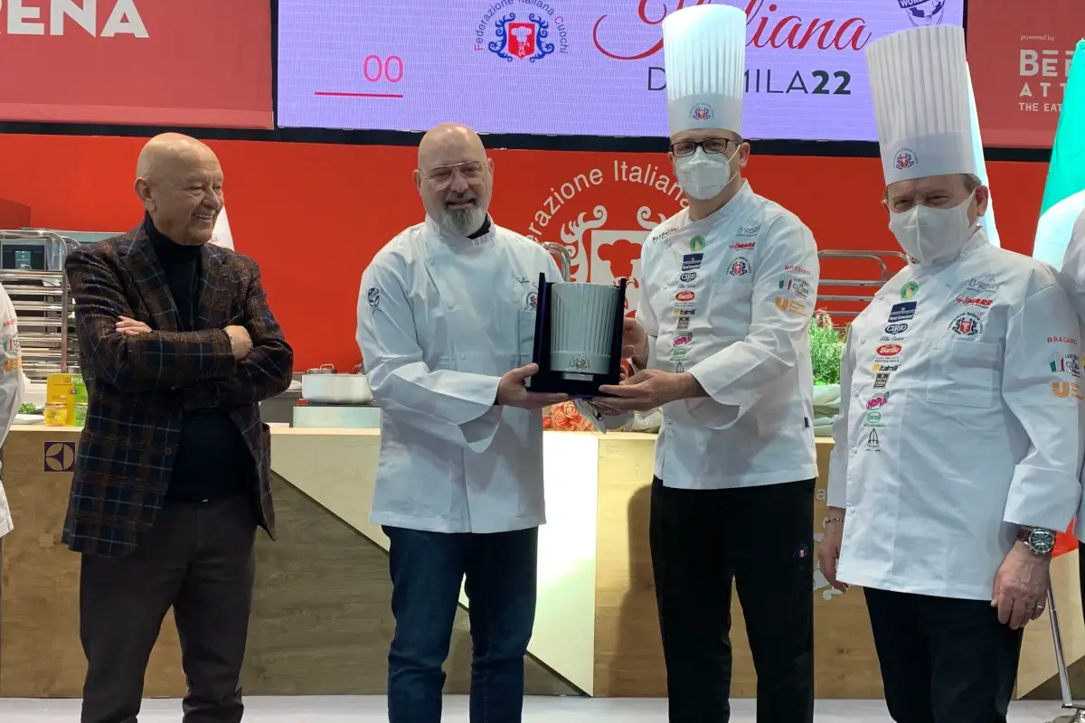 Bonaccini riceve la toque di ceramica da Pozzuolo Rocco Pozzulo: &laquo;Un cuoco certificato in ogni cucina&raquo;