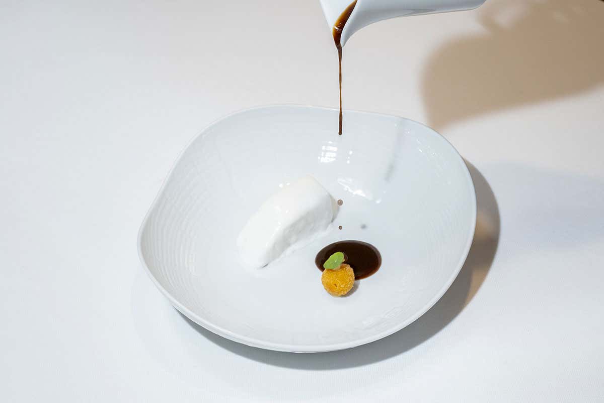 La Carbon-d’oro che fa discutere Milano: Emin Haziri trasforma la tradizione in lusso e scintille La Carbon-d’oro che fa discutere Milano: Emin Haziri trasforma la tradizione in lusso e scintille