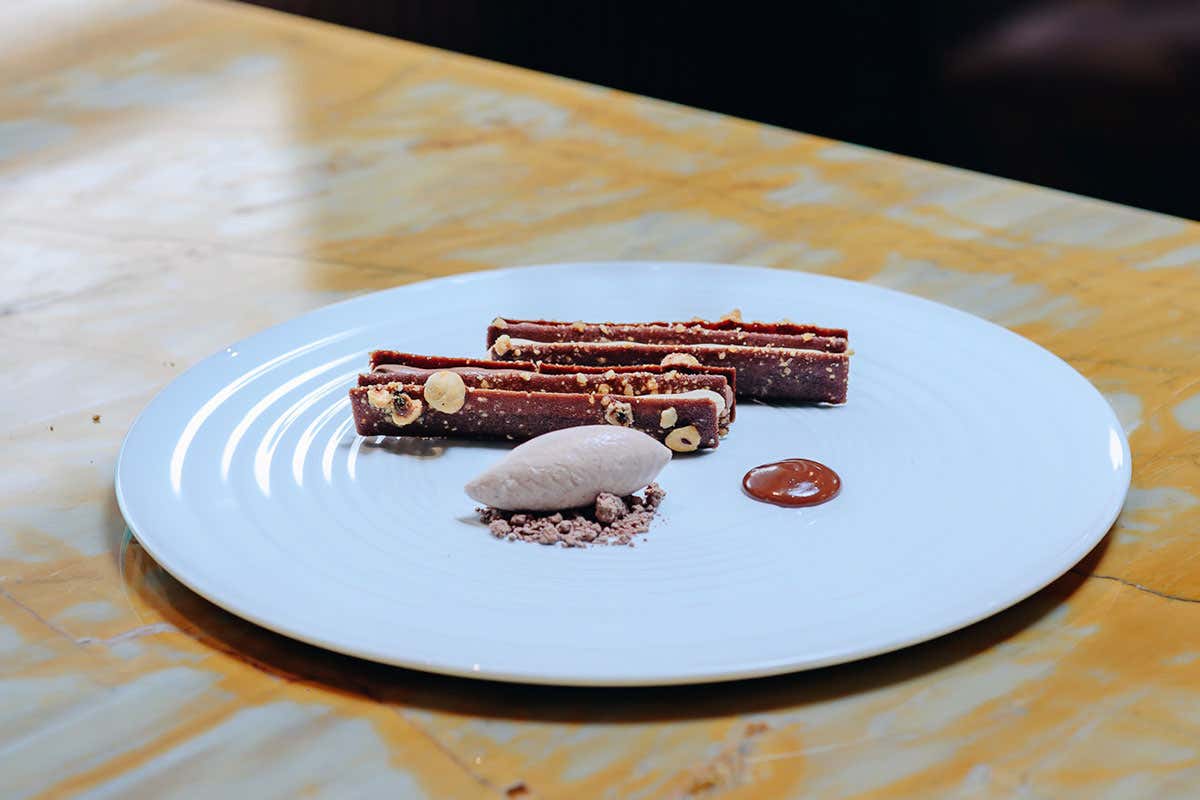 La Carbon-d’oro che fa discutere Milano: Emin Haziri trasforma la tradizione in lusso e scintille La Carbon-d’oro che fa discutere Milano: Emin Haziri trasforma la tradizione in lusso e scintille