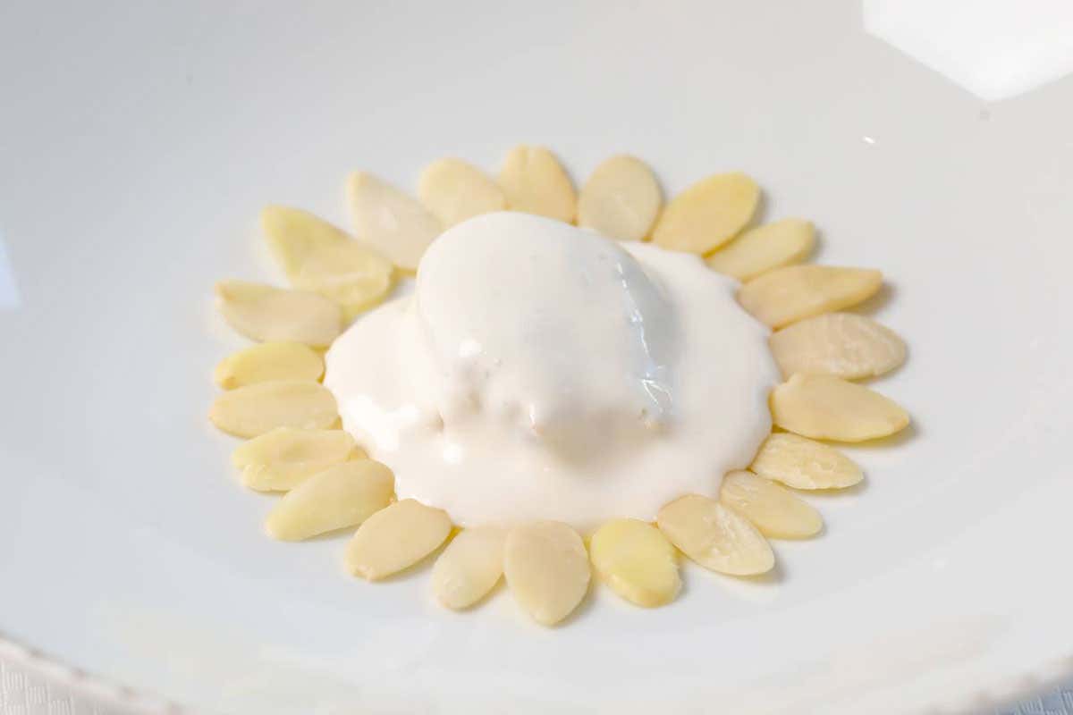 La Carbon-d’oro che fa discutere Milano: Emin Haziri trasforma la tradizione in lusso e scintille La Carbon-d’oro che fa discutere Milano: Emin Haziri trasforma la tradizione in lusso e scintille