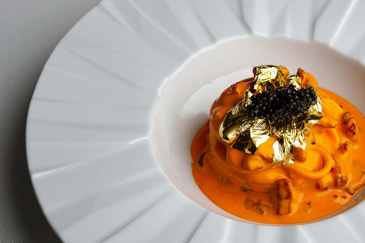 La Carbon-d’oro che fa discutere Milano: Emin Haziri trasforma la tradizione in lusso e scintille La Carbon-d’oro che fa discutere Milano: Emin Haziri trasforma la tradizione in lusso e scintille