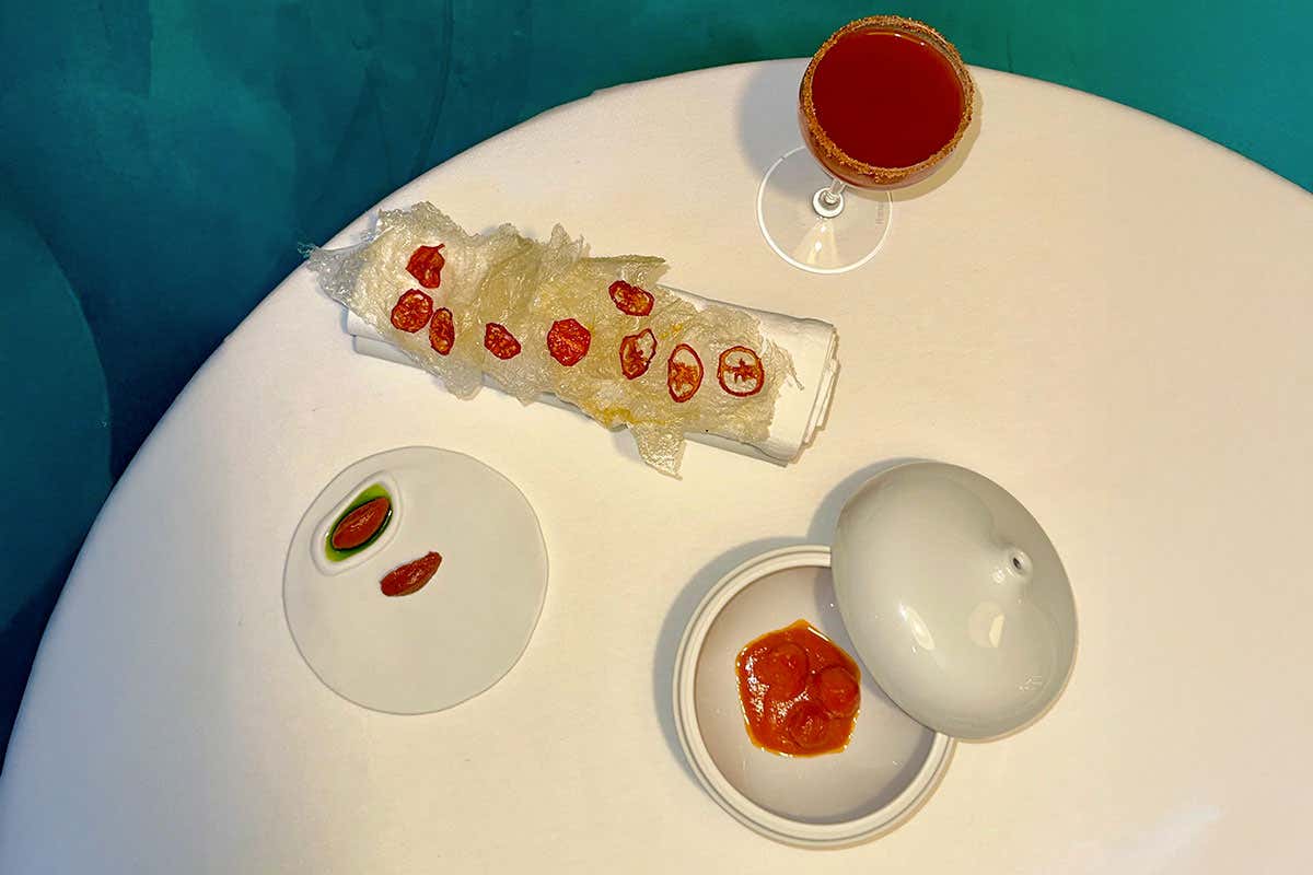 La Carbon-d’oro che fa discutere Milano: Emin Haziri trasforma la tradizione in lusso e scintille La Carbon-d’oro che fa discutere Milano: Emin Haziri trasforma la tradizione in lusso e scintille