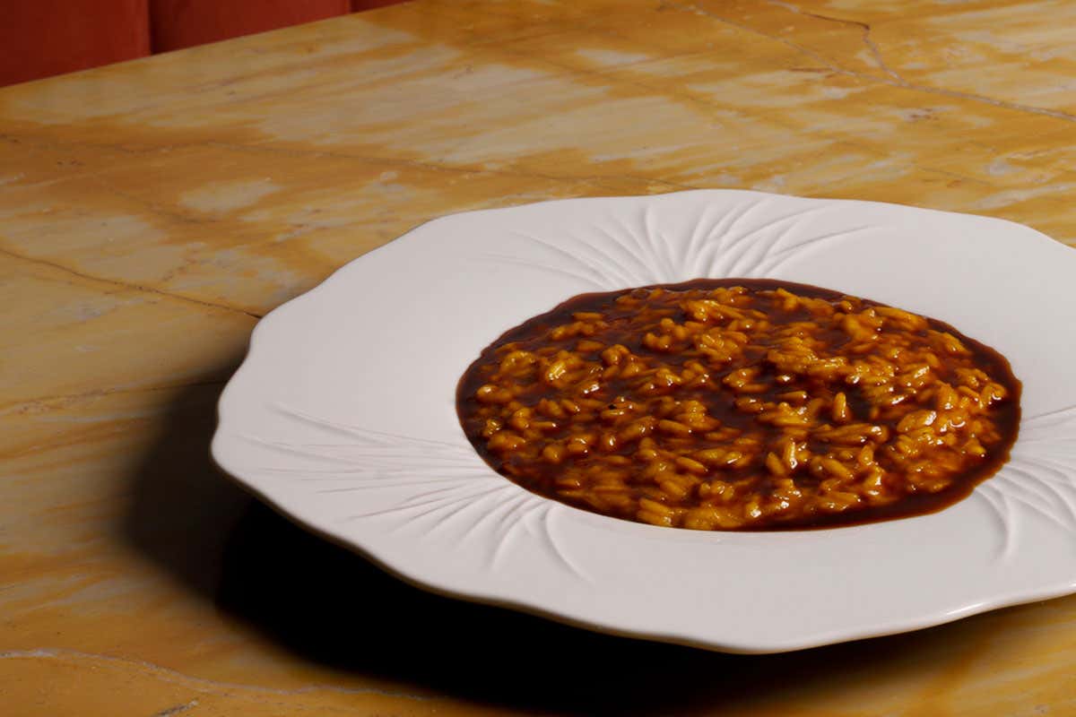 La Carbon-d’oro che fa discutere Milano: Emin Haziri trasforma la tradizione in lusso e scintille La Carbon-d’oro che fa discutere Milano: Emin Haziri trasforma la tradizione in lusso e scintille