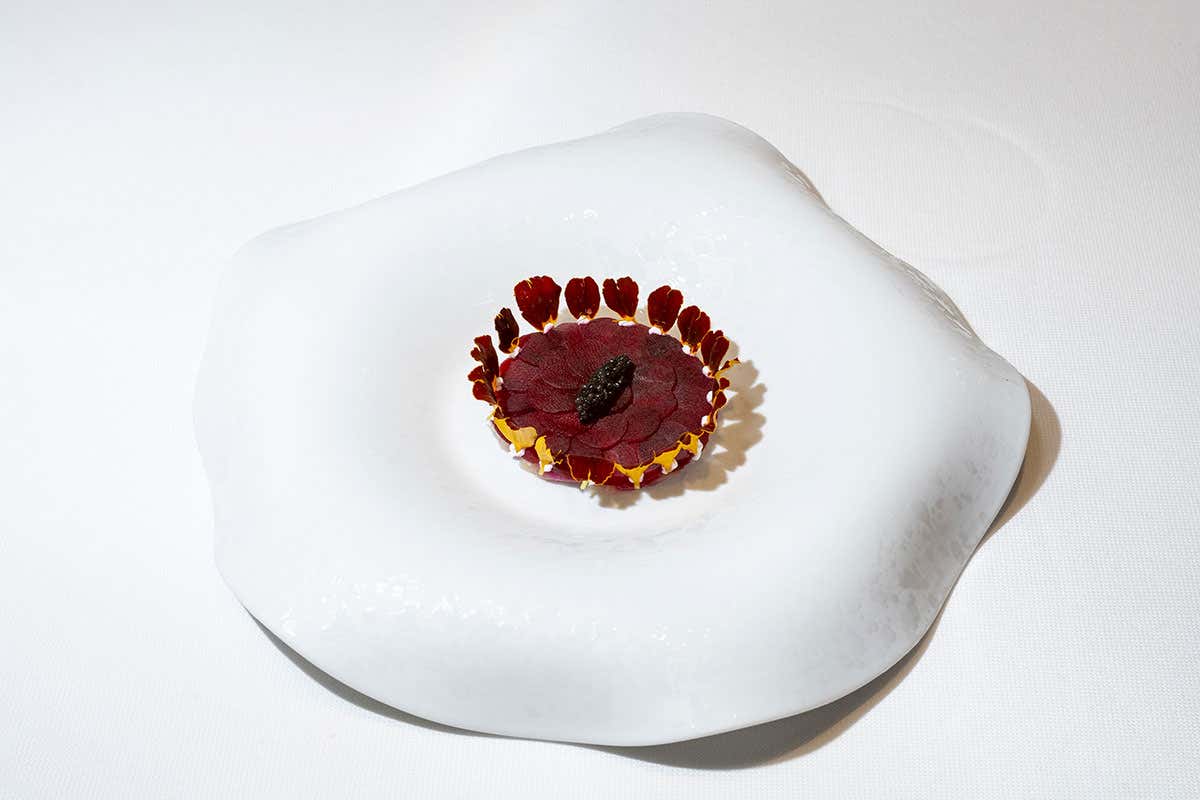 La Carbon-d’oro che fa discutere Milano: Emin Haziri trasforma la tradizione in lusso e scintille La Carbon-d’oro che fa discutere Milano: Emin Haziri trasforma la tradizione in lusso e scintille