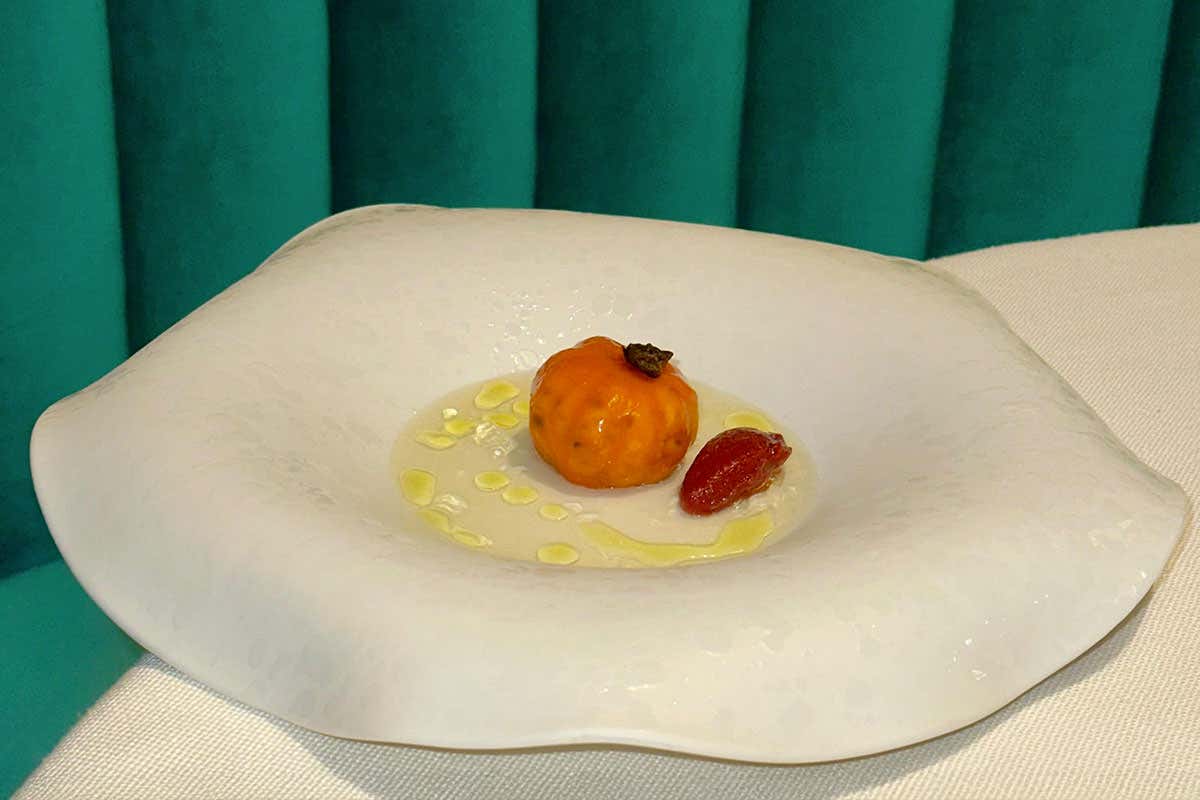 La Carbon-d’oro che fa discutere Milano: Emin Haziri trasforma la tradizione in lusso e scintille La Carbon-d’oro che fa discutere Milano: Emin Haziri trasforma la tradizione in lusso e scintille