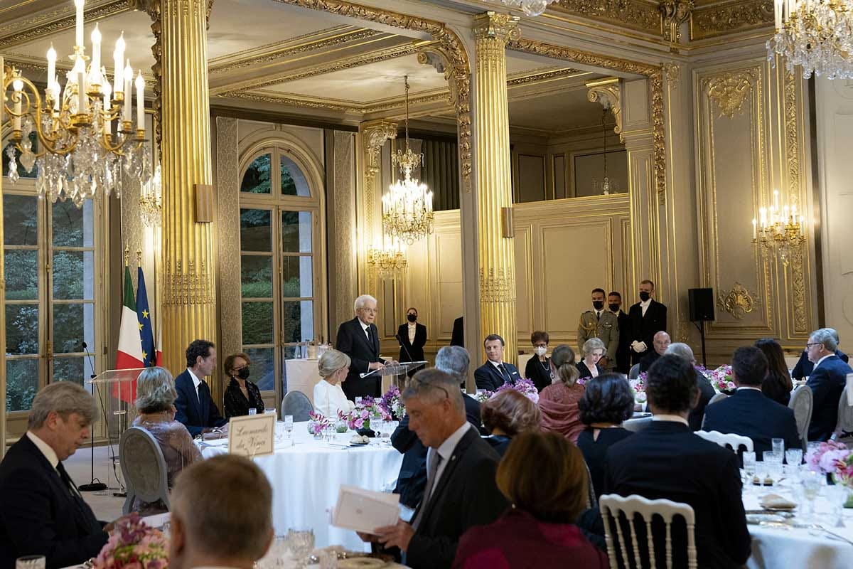 Un momento del pranzo di stato offerto da Emmanuel Macron a Sergio Mattarella Mattarella e Macron a cena, dietro ai fornelli c'è Fabrice Desvignes