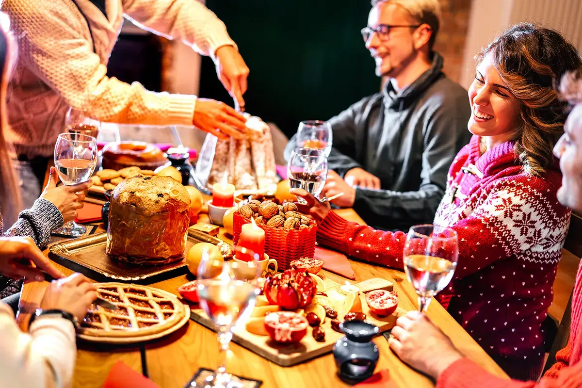 Il pranzo di Natale rischia di essere un salasso Cenone e pranzo di Natale, salassi. Gli italiani spenderanno 900 milioni in pi&ugrave;