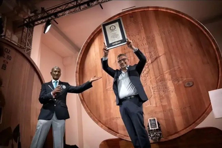 Da sinistra Pravin Patele e Roberto Sarotto La botte pi&ugrave; grande del mondo &egrave; nelle Langhe, 60 quintali di legno
