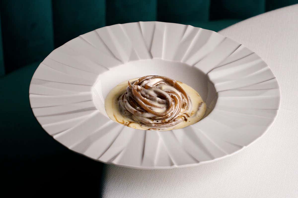 La Carbon-d’oro che fa discutere Milano: Emin Haziri trasforma la tradizione in lusso e scintille La Carbon-d’oro che fa discutere Milano: Emin Haziri trasforma la tradizione in lusso e scintille