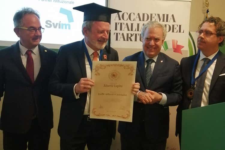 Alberto Lupini riceve l'attestato di Truffle Influencer Journalist - L'ottima annata del tartufo bianco E con il vino l'accoppiata è vincente