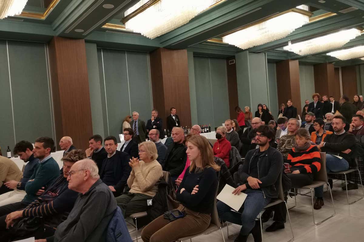 Il pubblico alla presentazione della Guida Cantine d'Italia 2023 Cantine d’Italia, 16 nuove aziende tra i top nella guida 2023