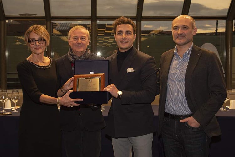 La consegna del Premio a Giovanni Angelucci (terzo da sinistra) (Il Premio Kyledi di Aset al giornalista Giovanni Angelucci)